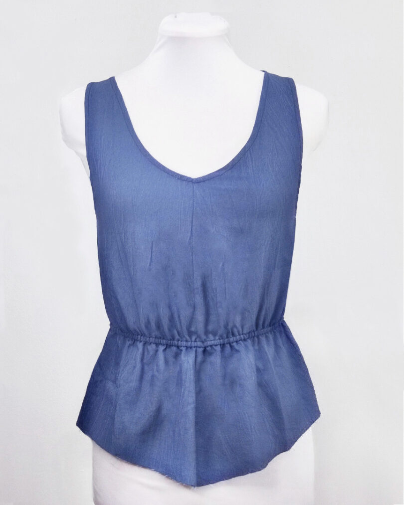 Blusa azul con goma